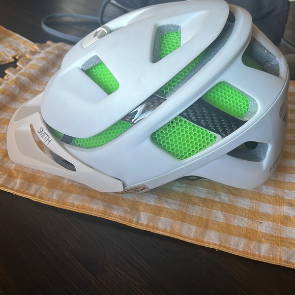Smith Forefront trail helmet size M. Worn a few times in great condition.💚🩶🤍 - Picture 2 of 12